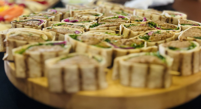 <img src="table-reception-biganos.jpg" alt="Table décorée pour repas traiteur à Biganos – événement privé sur le Bassin d’Arcachon">