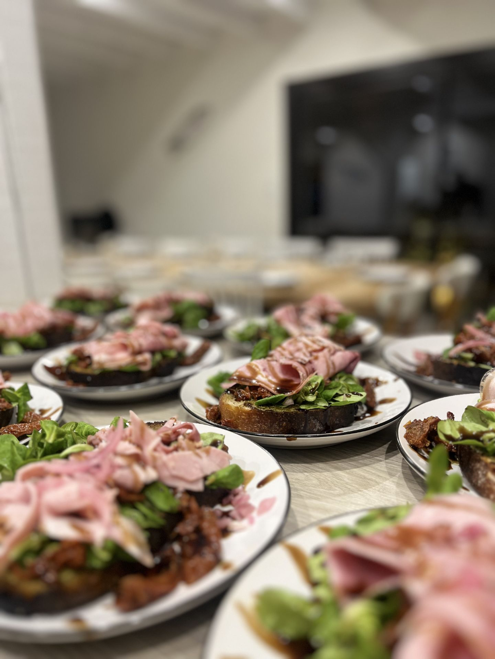 <img src="table-dressée-domicile-gironde.jpg" alt="Table élégamment dressée pour un repas à domicile sur le Bassin d’Arcachon – chef privé Gironde">